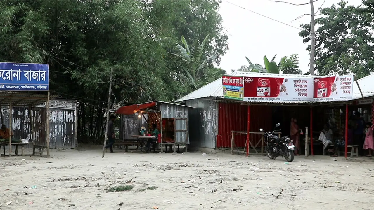 গাইবান্ধায় করোনা বাজারে মেলে নিত্যপ্রয়োজনীয় সবকিছু