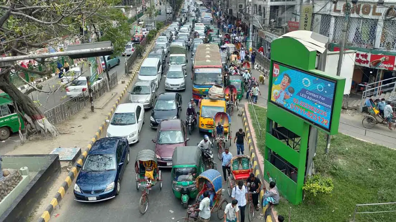 গরমে গাড়িতে বসে থাকতেও অসহ্য লাগছে