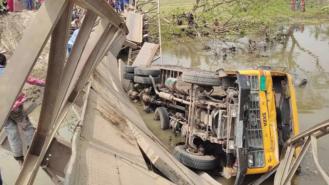ঝিনাইদহে লোহার ব্রিজ ভেঙে নদীতে ট্রাক