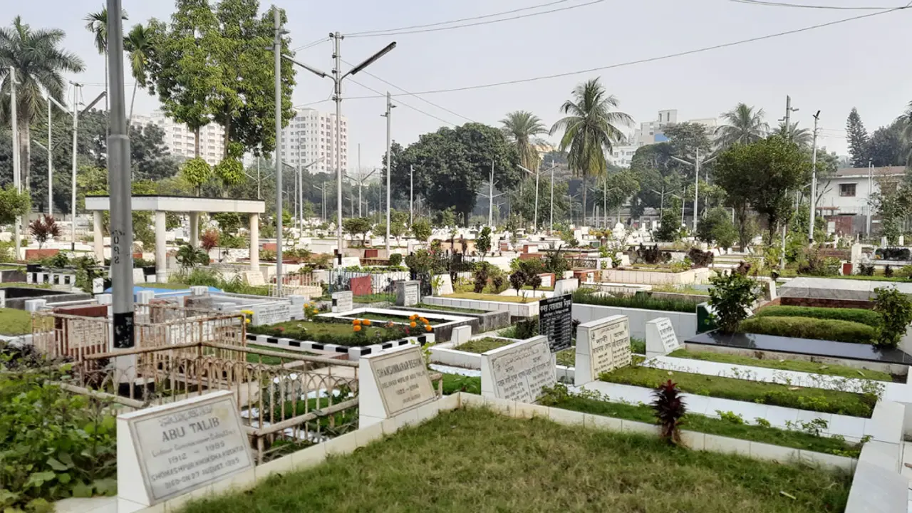 কবর জিয়ারতের দোয়া ও নিয়ম