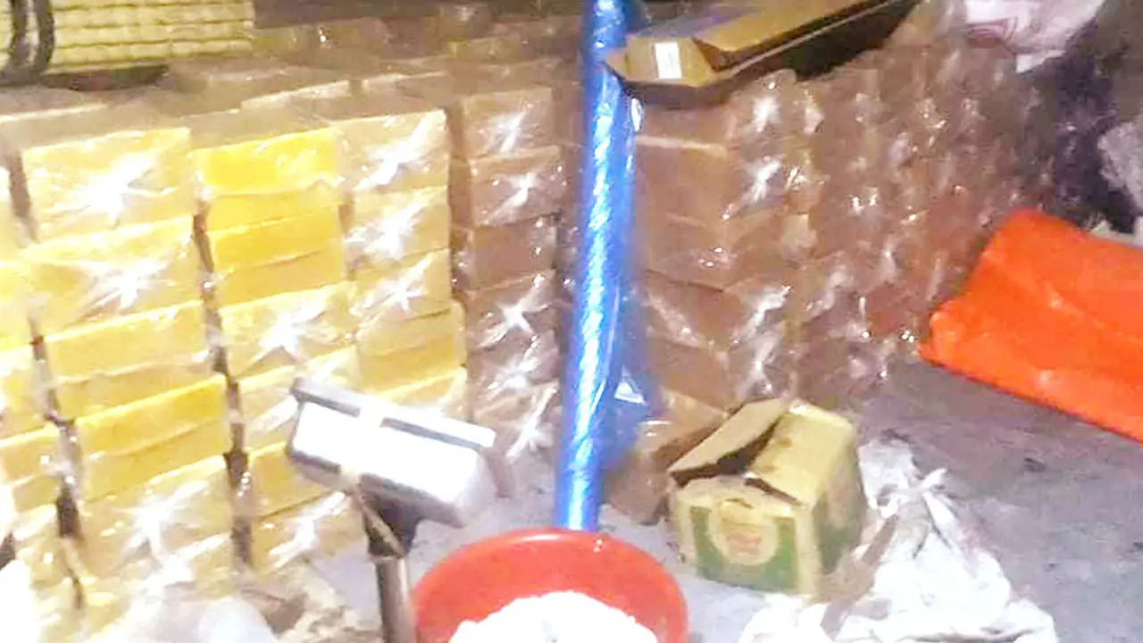 চিনি ফিটকিরি চুন দিয়ে গুড় তৈরি, ২০ হাজার টাকা জরিমানা