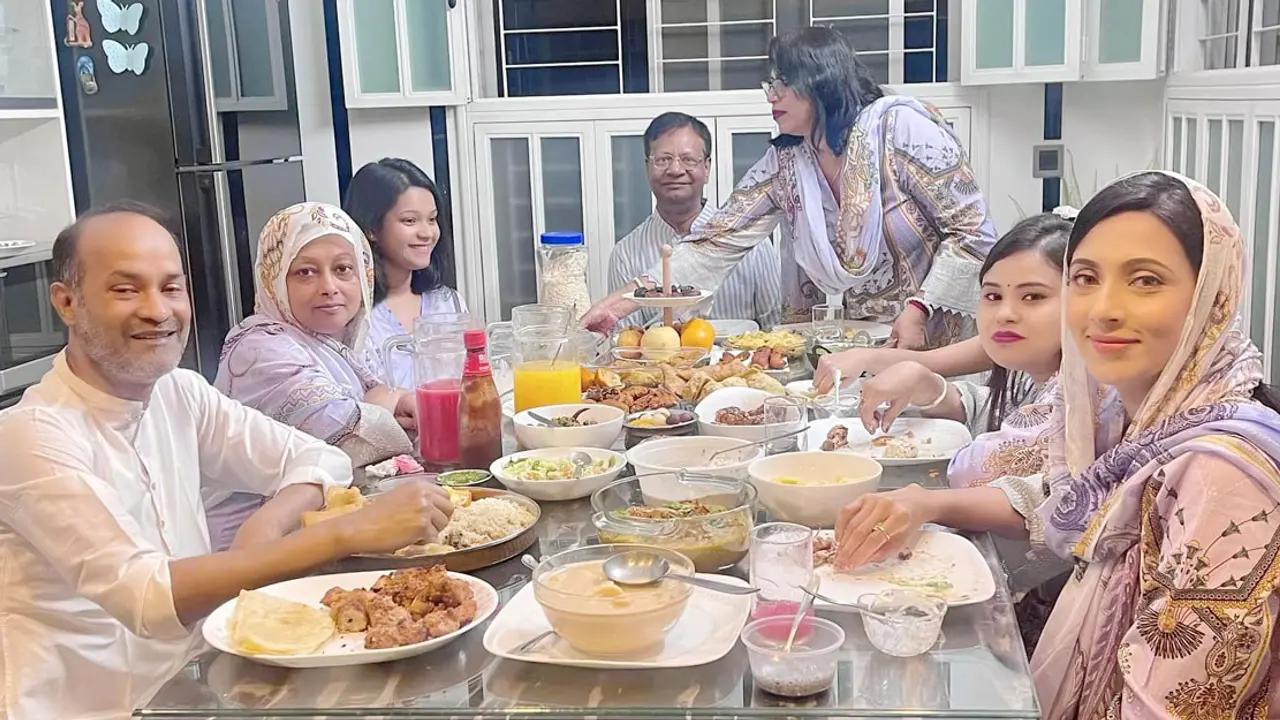 পরিবারের সঙ্গে ইফতার করে ধর্মীয় সম্প্রীতির বার্তা দিলেন মিম