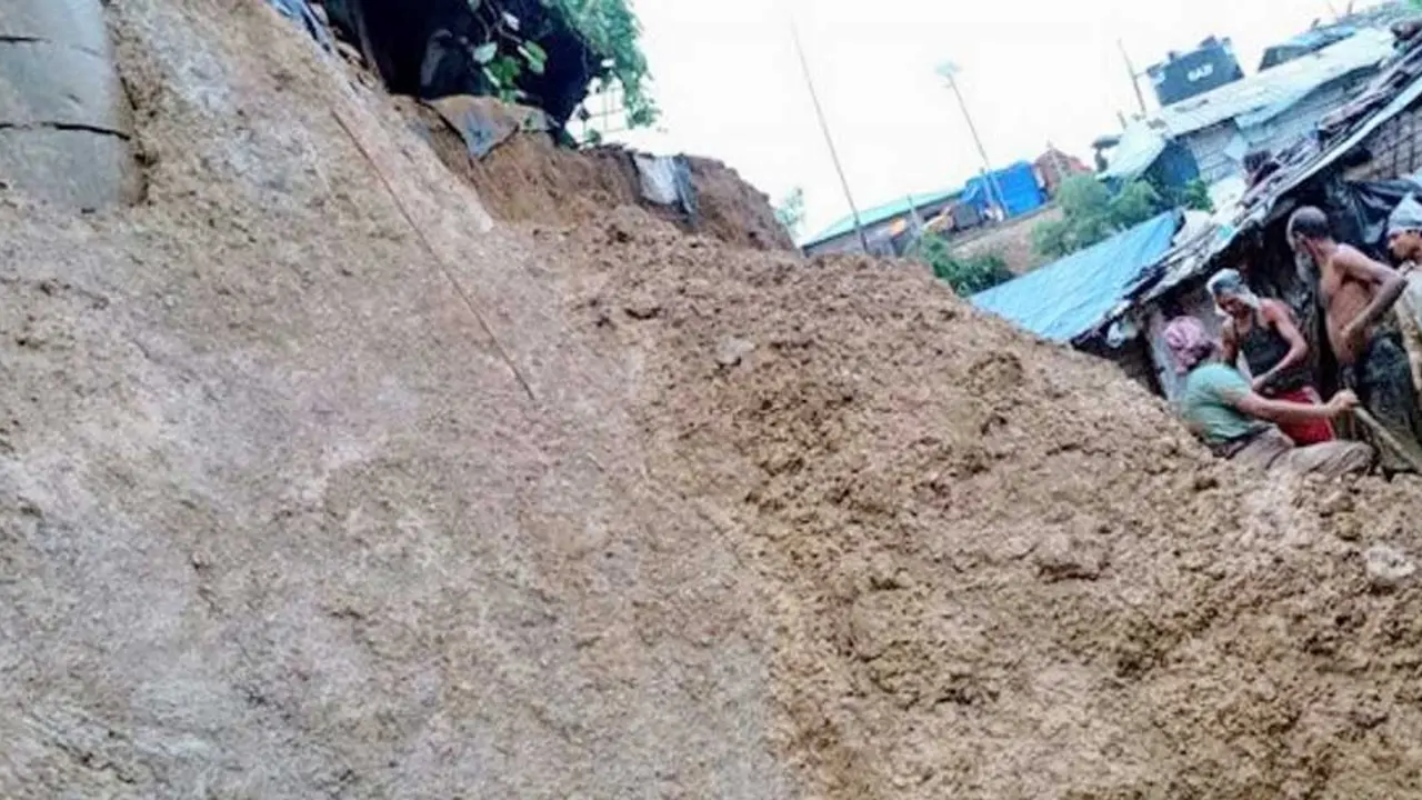 টিলার গর্তে মাটিচাপায় ৩ শিশুর মৃত্যু