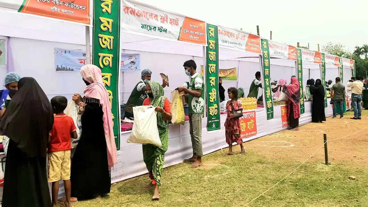 বিনামূল্যে ব্যাগভর্তি বাজার পেয়ে খুশি নিম্ন আয়ের মানুষ