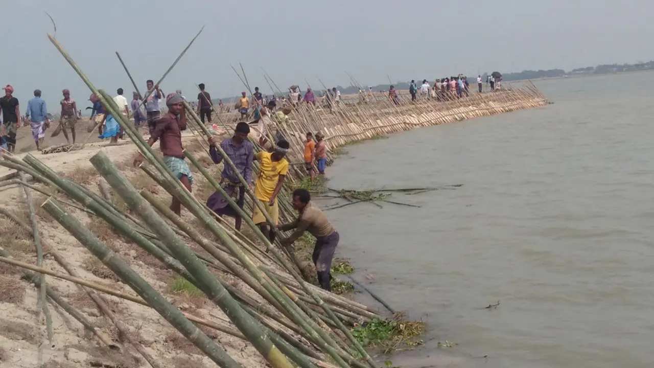নেত্রকোনায় ফসল রক্ষা বাঁধে ফাটল, স্বেচ্ছায় কাজ করছেন কৃষকরা