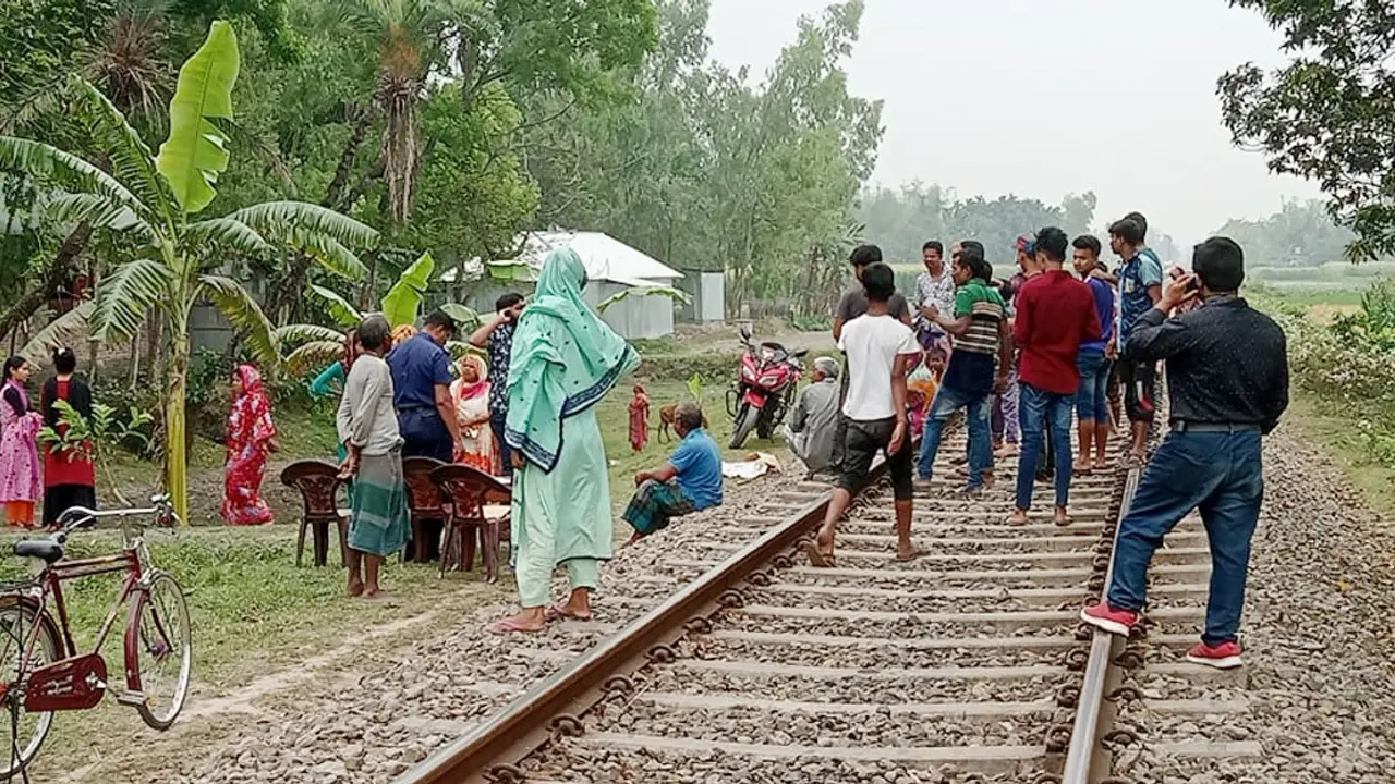 রেললাইনে পড়ে ছিল কার্টনে মোড়ানো নবজাতক