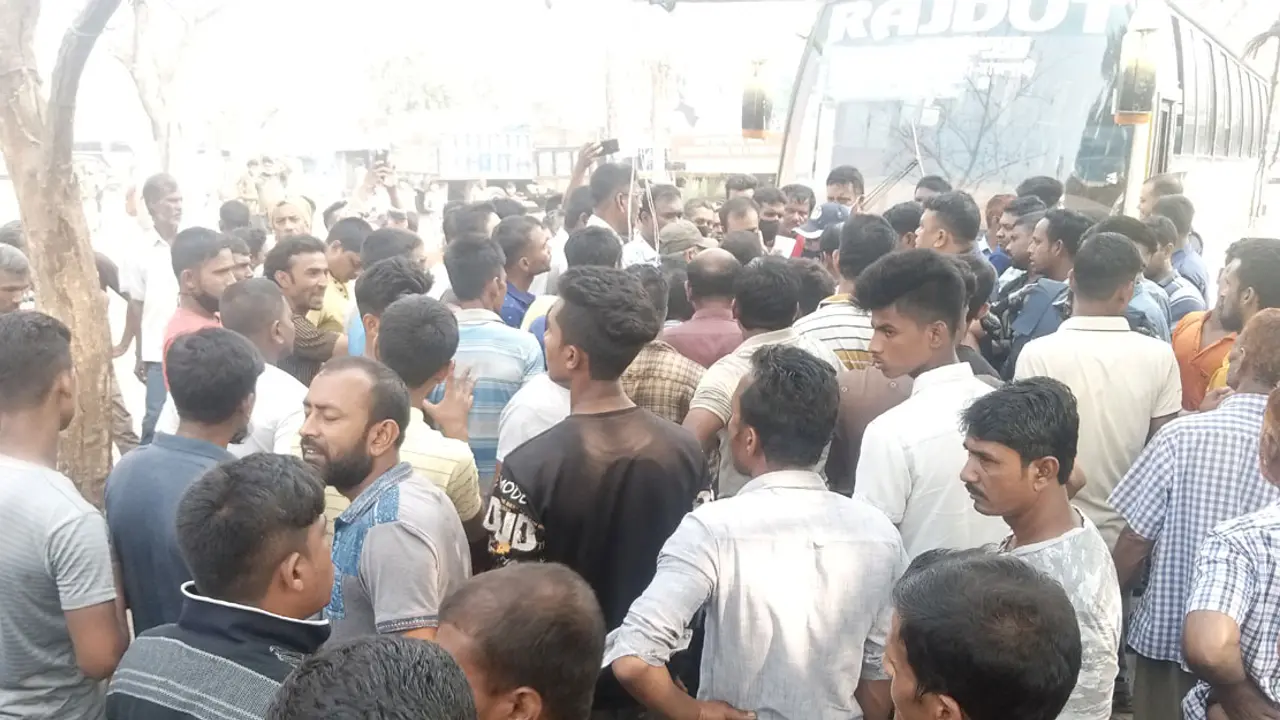 পাবনায় মহাসড়ক অবরোধ করে শ্রমিকদের বিক্ষোভ