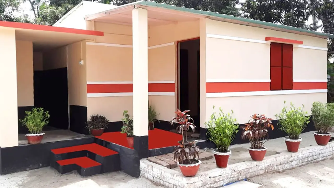 পাবনায় পুলিশের উদ্যোগে ঘর পেল ১১ গৃহহীন পরিবার