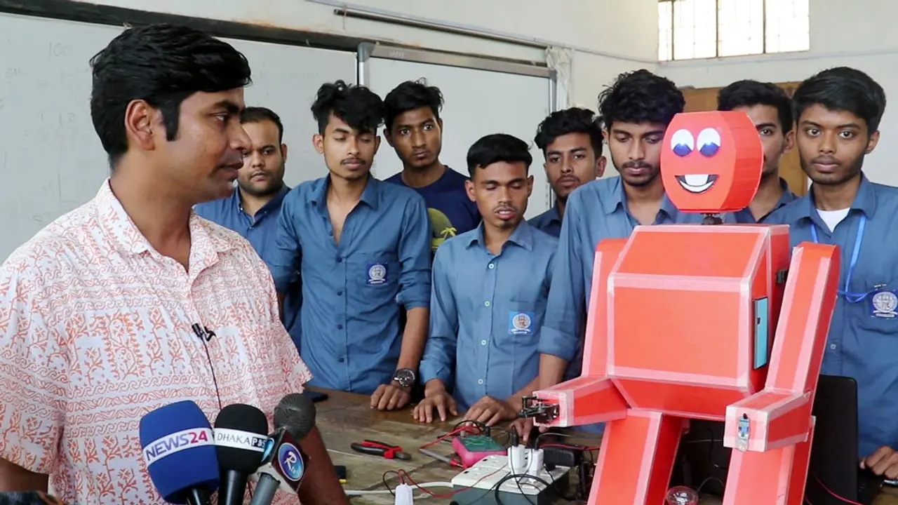 প্রশ্ন করলেই উত্তর দিচ্ছে রোবট মিনা