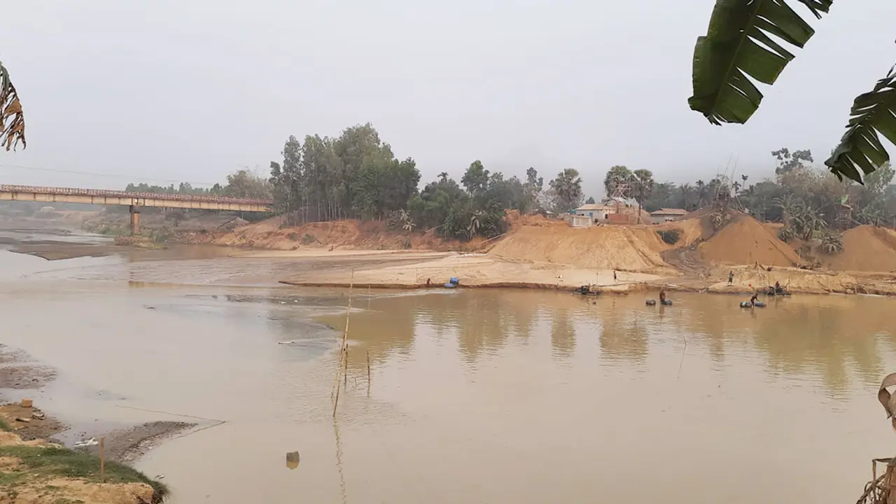 ভোগাই নদের বালু উত্তোলনে ঝুঁকিতে সেতু