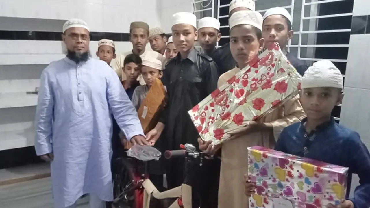 টানা ৪১ দিন জামাতে নামাজ পড়ে পুরস্কার পেল ১২ কিশোর