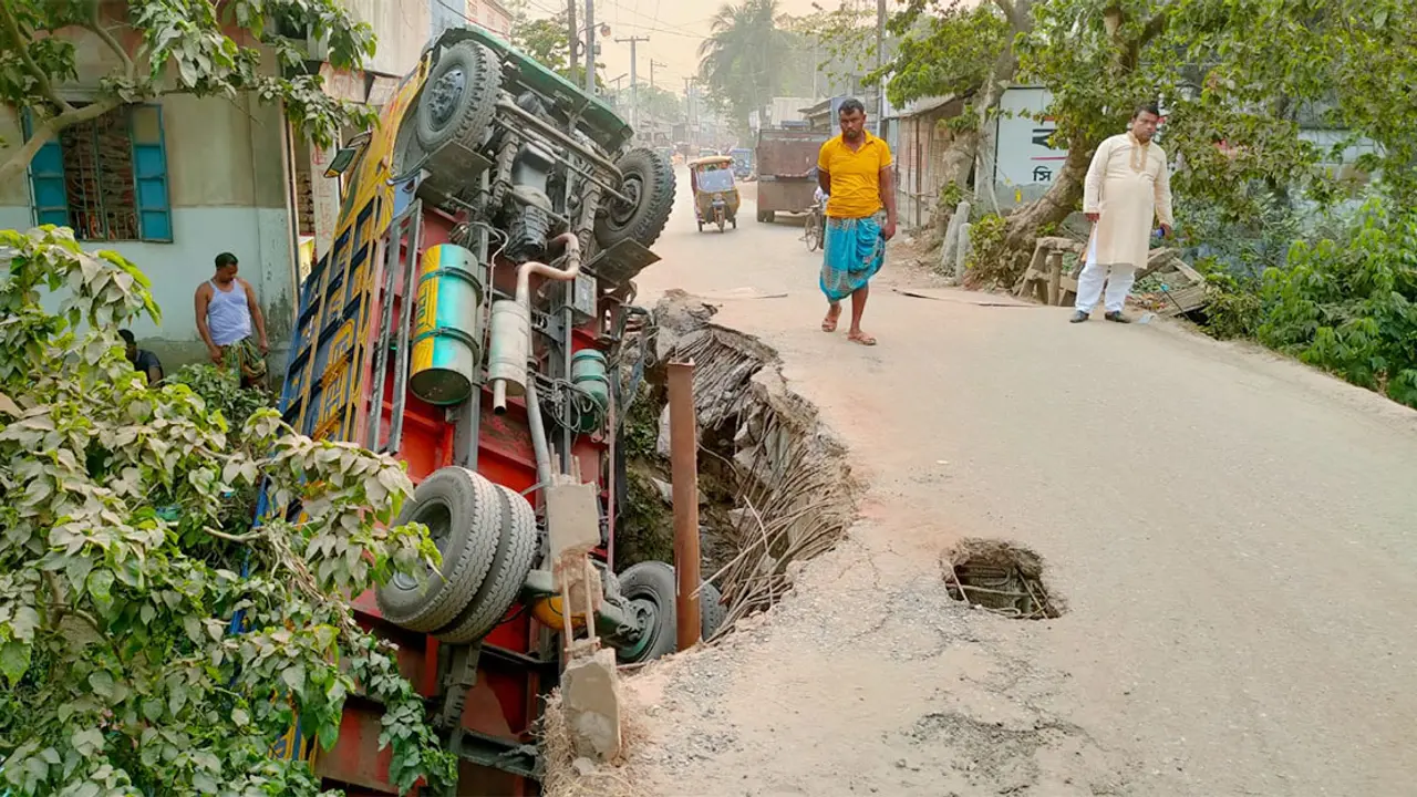 সোনারগাঁয়ে ঝুঁকিপূর্ণ সেতু ভেঙে ট্রাক খালে