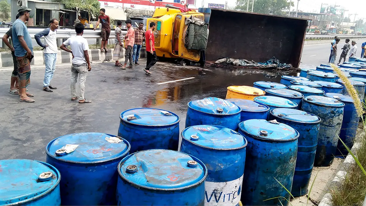১১ টন সয়াবিন নিয়ে উল্টে গেল ট্রাক