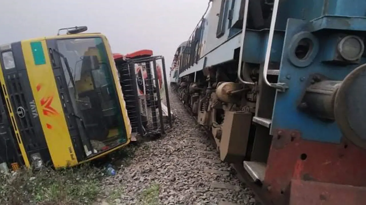 রেললাইনের পাশে উল্টে পড়ল দ্রুতগতির লরি, চালক আহত