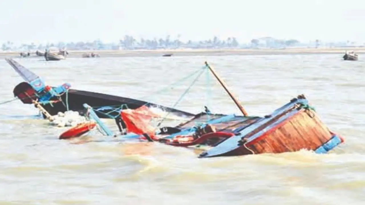 বরিশালের গজারিয়া নদীতে ট্রলারডুবি, মা-মেয়ের মরদেহ উদ্ধার