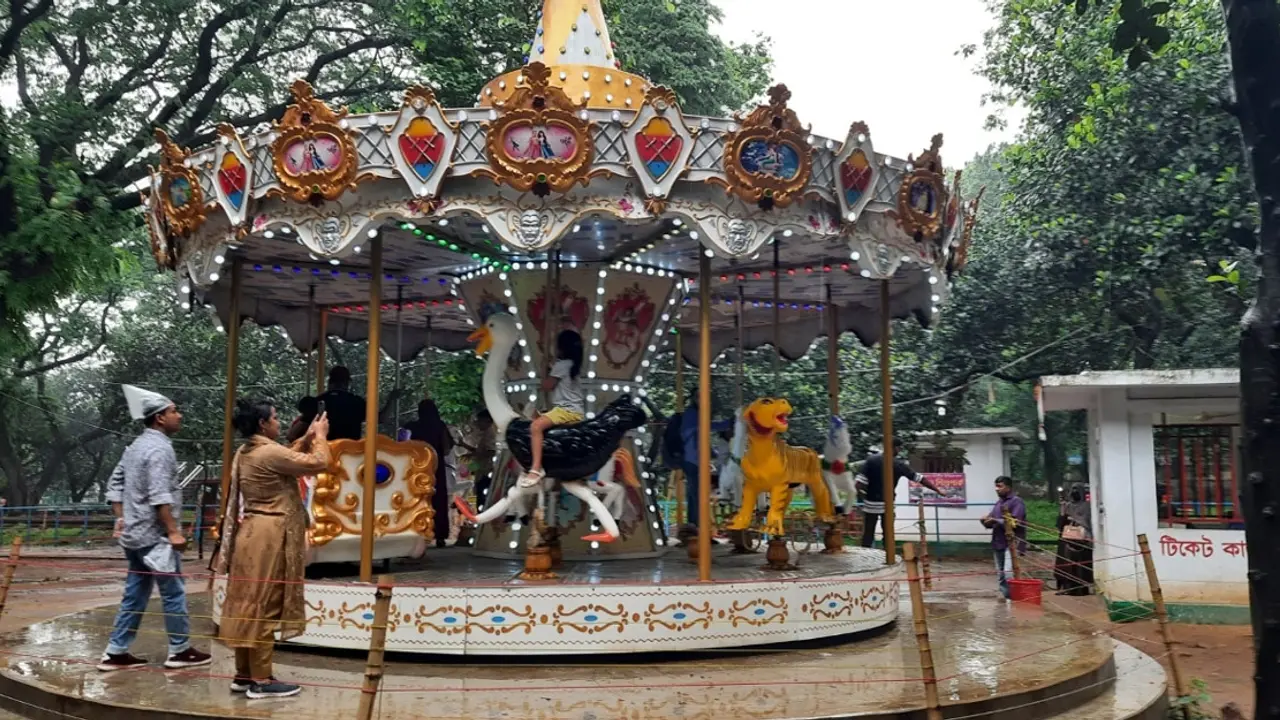 চিড়িয়াখানার শিশুপার্কে উচ্ছ্বসিত শিশুরা