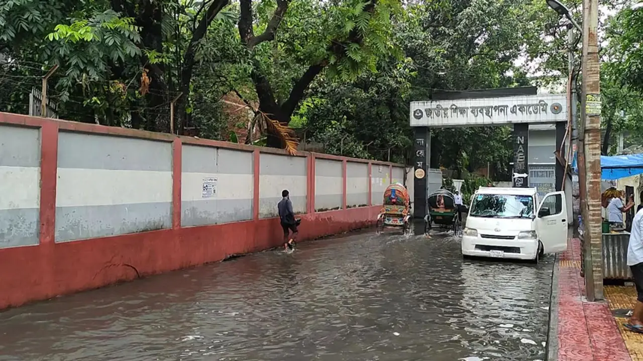 সামান্য বৃষ্টিতে ডোবে সড়ক, ভোগান্তির নেই শেষ