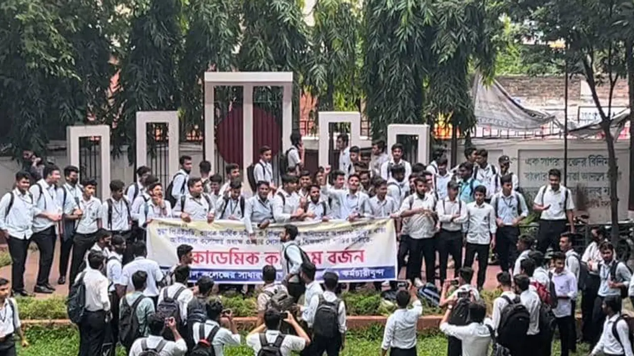 ধানমন্ডি আইডিয়ালে শিক্ষক-শিক্ষার্থীদের বিক্ষোভ, ক্লাস বর্জন