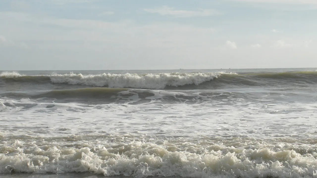 ঝোড়ো হাওয়ার শঙ্কায় সমুদ্রবন্দরে ৩ নম্বর সতর্ক সংকেত
