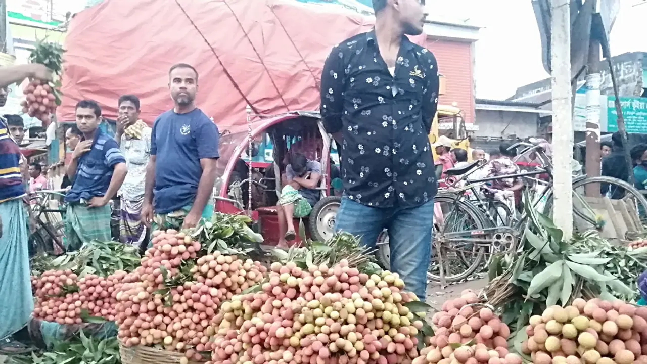 তিন ঘণ্টায় ১৫ লাখ টাকার লিচু বিক্রি হয় যে বাজারে