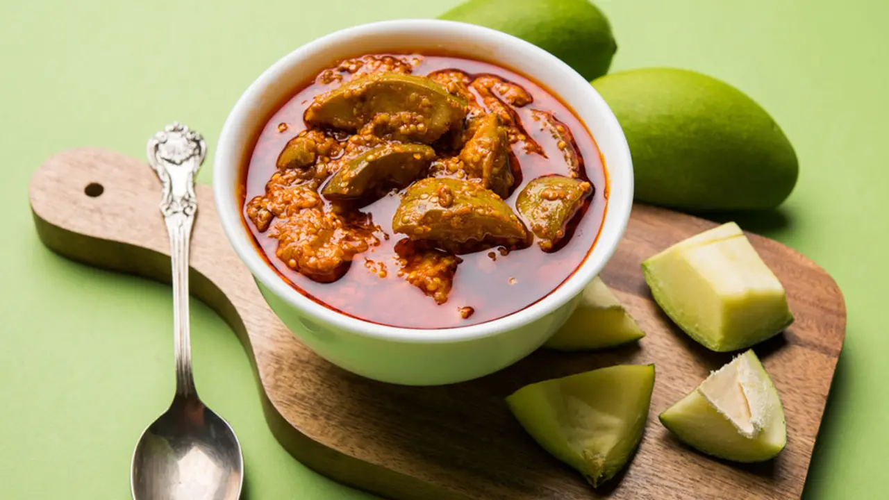 আচার খাওয়ার উপকারিতা ও অপকারিতা