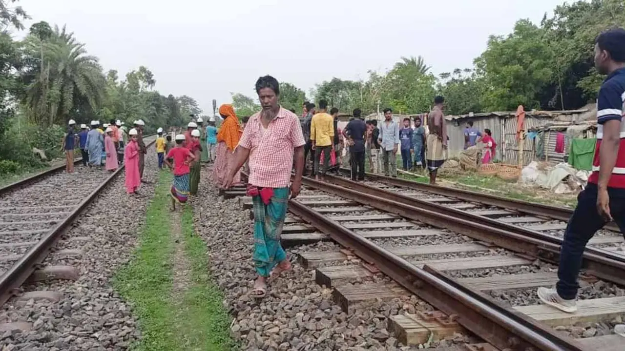 টিকটক বানানোর সময় ট্রেনের ধাক্কায় কিশোর মৃত্যুশয্যায়