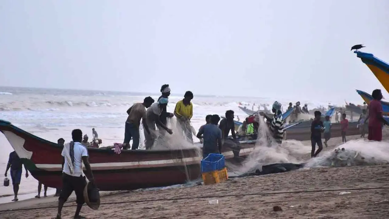 দুর্বল হয়ে পড়েছে ঘূর্ণিঝড় অশনি