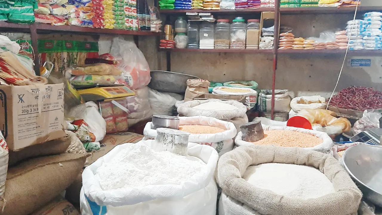 দাম বাড়ায় আটার ক্রেতায় ভাটা