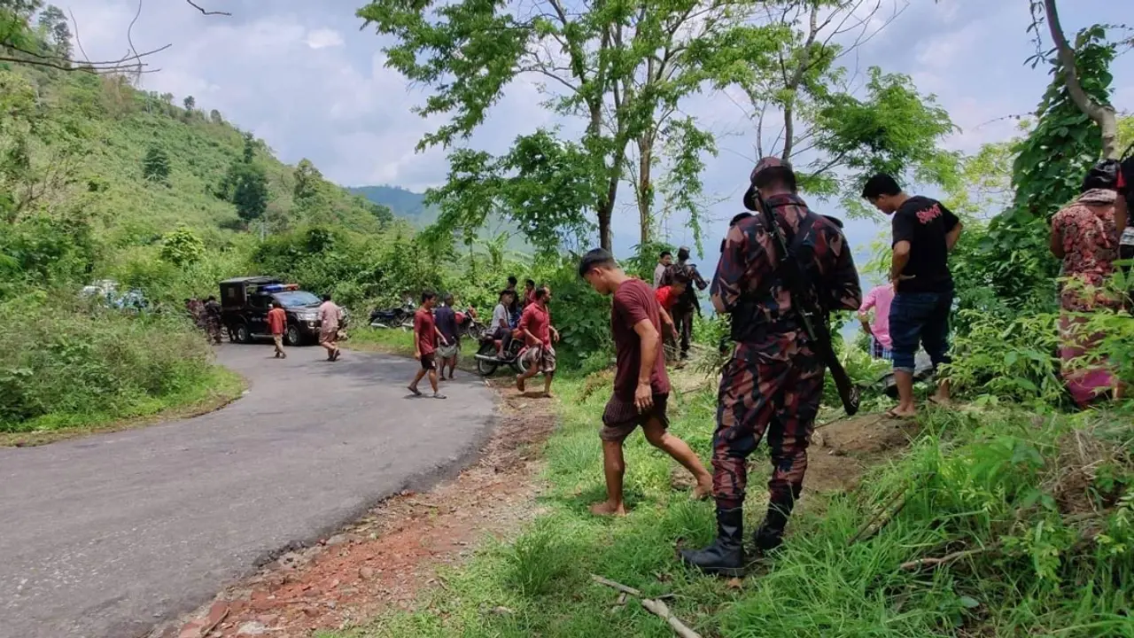 বান্দরবানে পর্যটকবাহী মাইক্রোবাস খাদে, নিহত ২