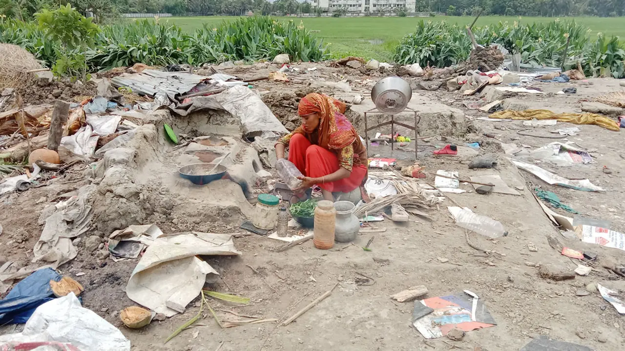 ‘সরকার রোহিঙ্গাদের দেশে থাকতে দেয়, আর আমাদের উচ্ছেদ করে’