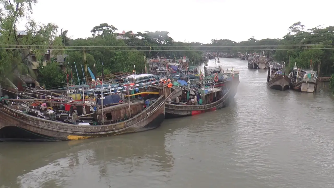 অশনির প্রভাবে সাগর উত্তাল, উপকূলে ফিরছে মাছ ধরার ট্রলার