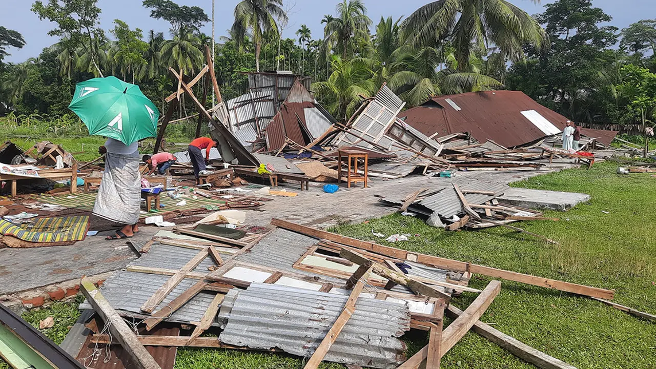 ভোলায় হঠাৎ ঝড়ে ছাত্রাবাস বসতঘর লন্ডভন্ড, আহত ৫