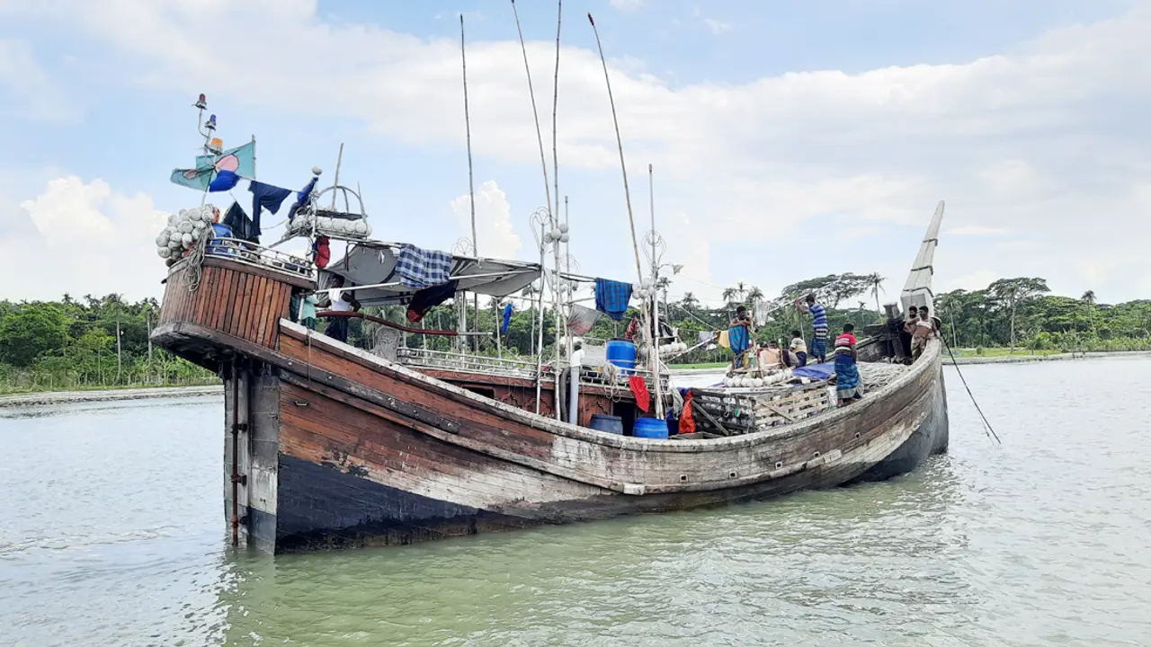 মেঘনায় ঝড়ের কবলে পড়ে ট্রলার ডুবি
