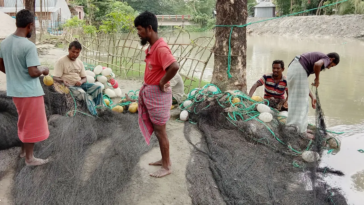 ‘আমাগো মাছ ভারতীয়রা ধইরা লইয়া যায়, আমরা নিষেধাজ্ঞা পালন করি’