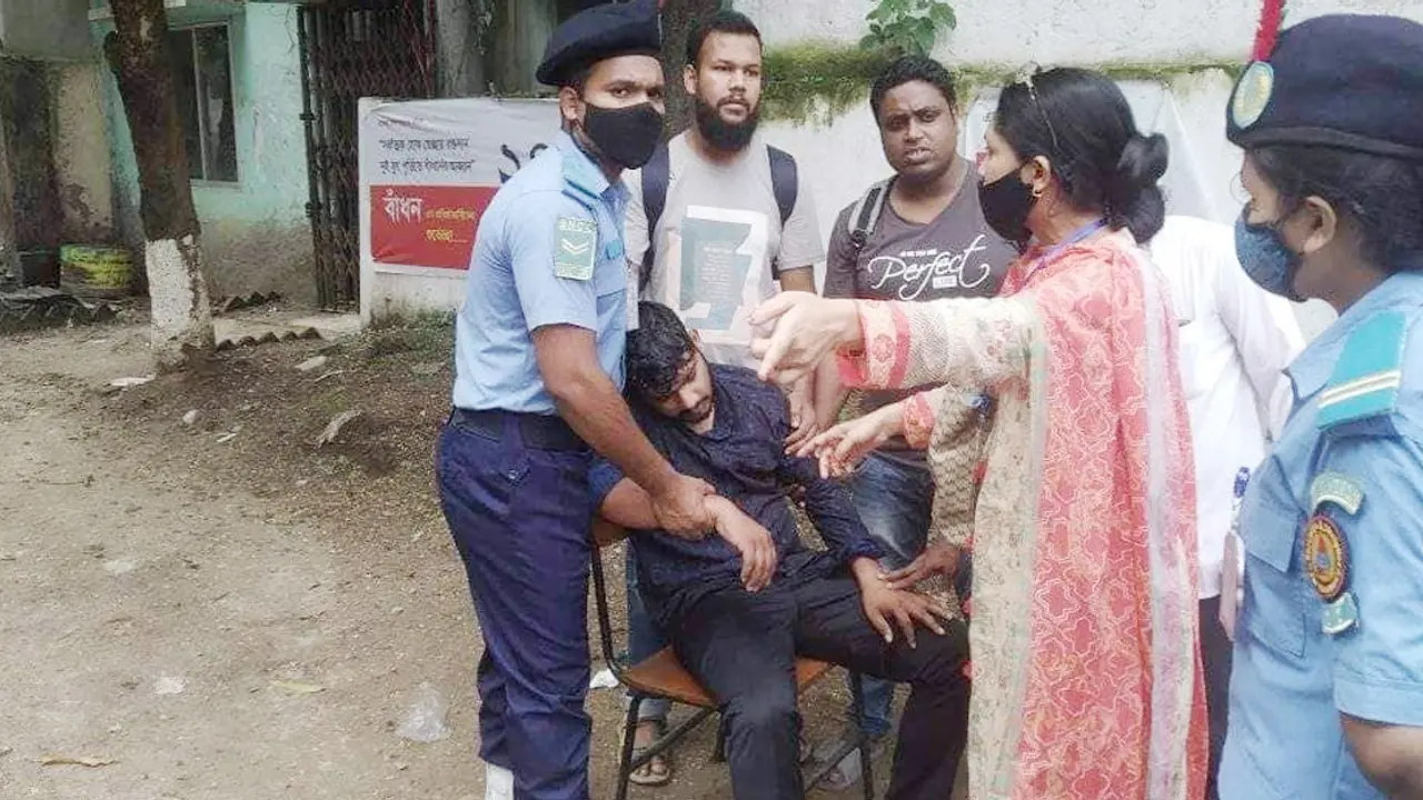 কেন্দ্রে এসেই মাটিতে লুটিয়ে পড়েন বিসিএস পরীক্ষার্থী