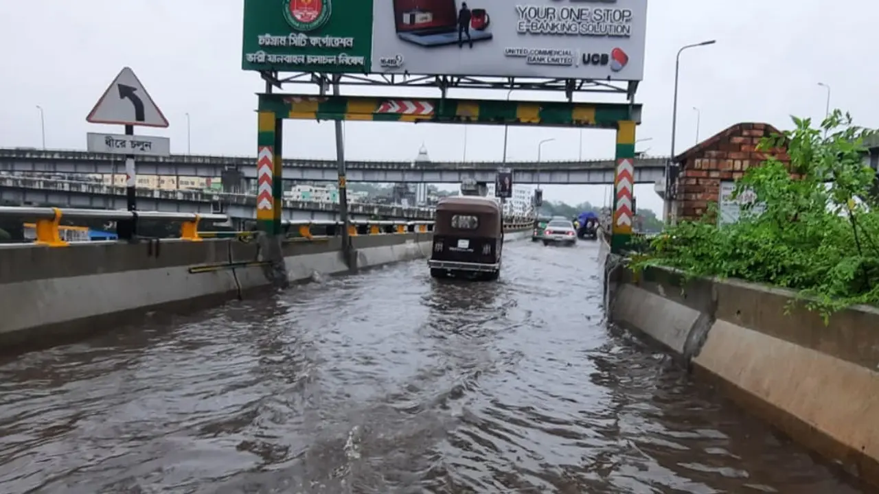 বর্ষার আগেই চট্টগ্রামে ডুবল ফ্লাইওভার, রাস্তায় হাঁটুপানি