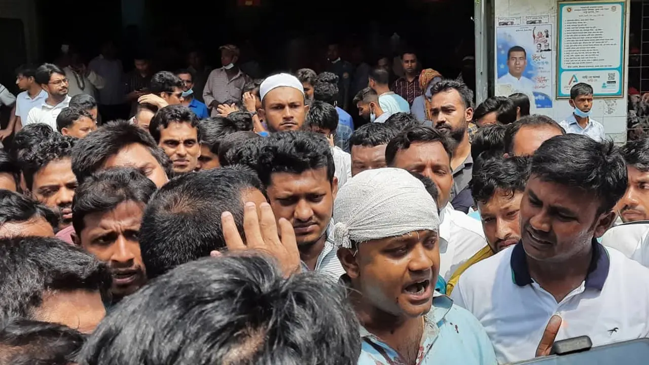 শহীদ মিনার এলাকায় ছাত্রদল-ছাত্রলীগ সংঘর্ষ, আহত ৩০