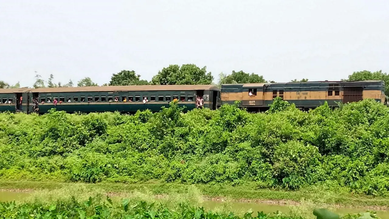 ৫ ঘণ্টা পর খুলনার সঙ্গে সারা দেশের রেল যোগাযোগ স্বাভাবিক