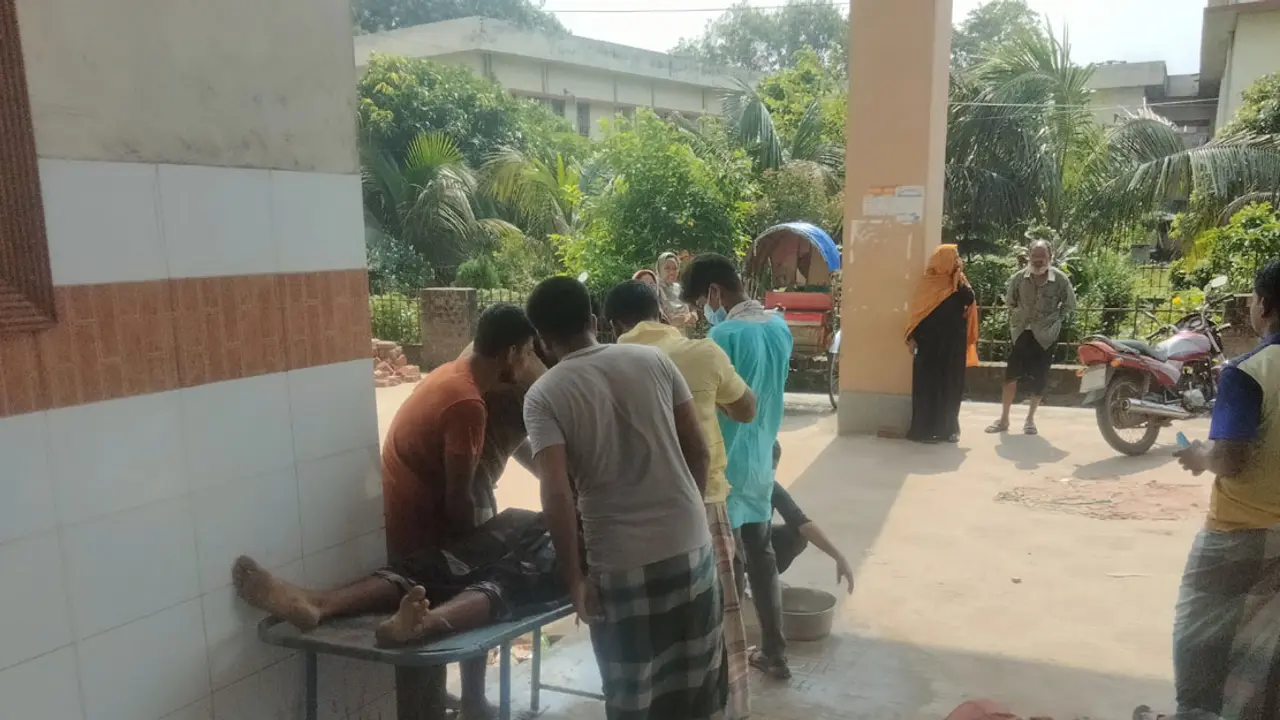 প্রেমিকের বিয়ের খবরে বিষপান, মাকে হারিয়ে কাঁদছে অবুঝ শিশু