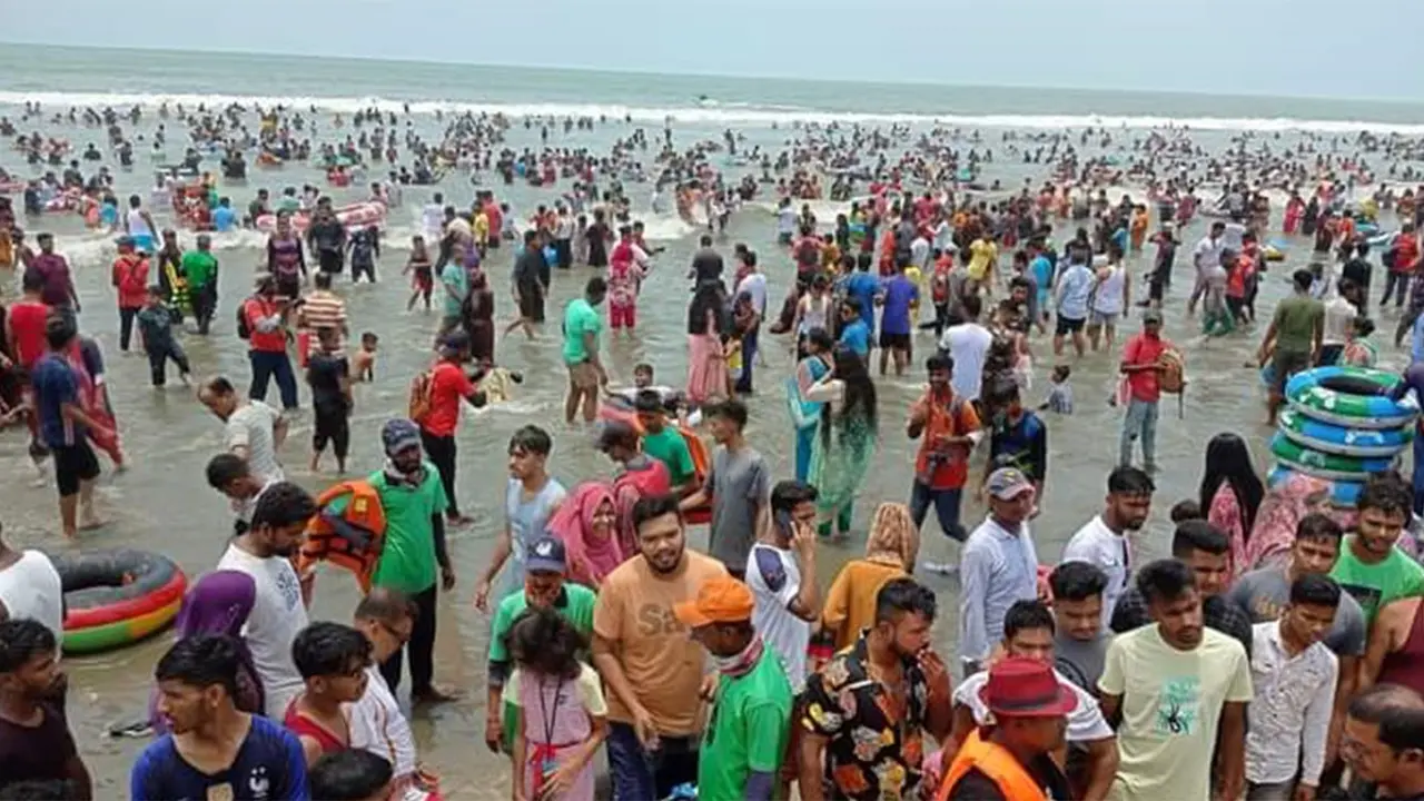 ঈদের ছুটিতে সৈকতে লাখো পর্যটক