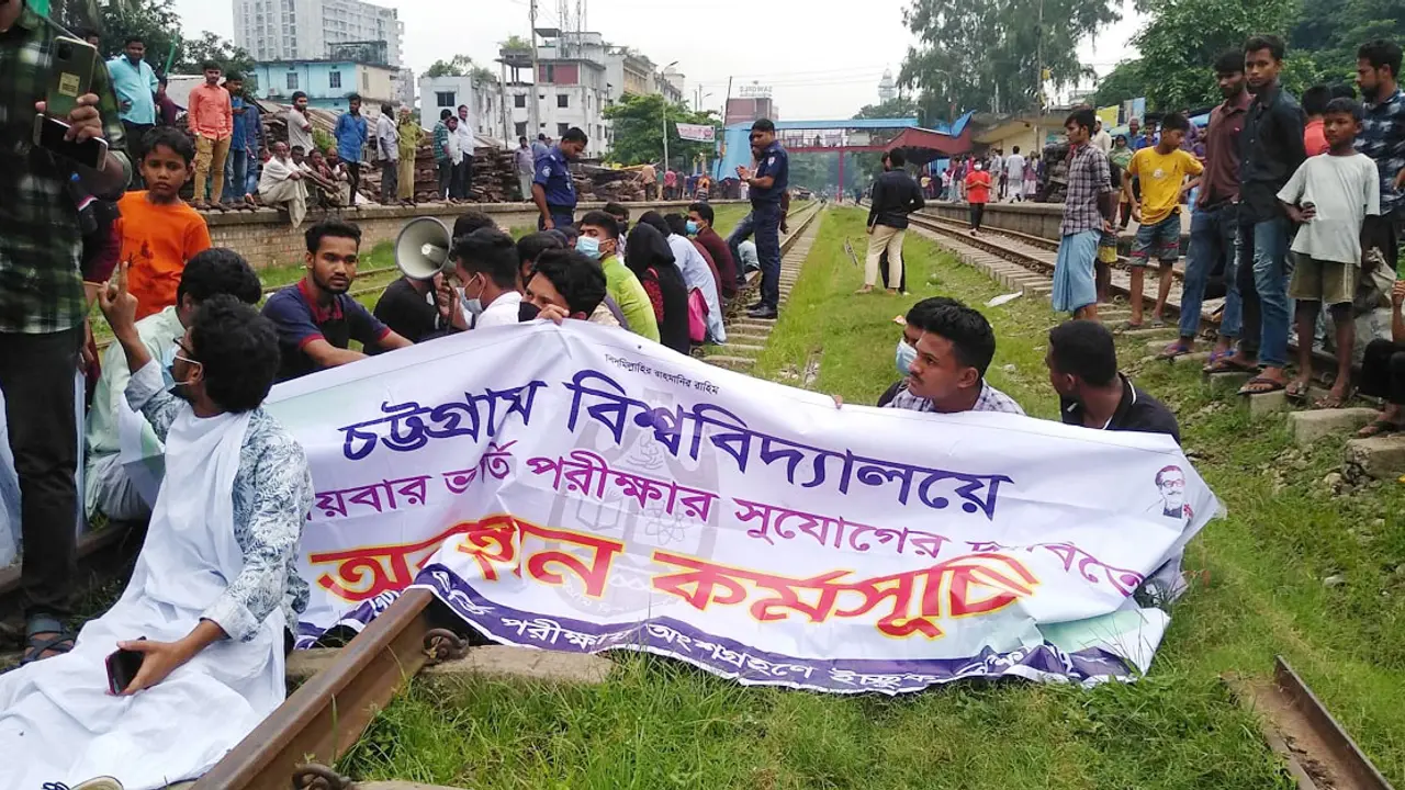 চবিতে দ্বিতীয়বার ভর্তি পরীক্ষার দাবিতে শিক্ষার্থীদের বিক্ষোভ