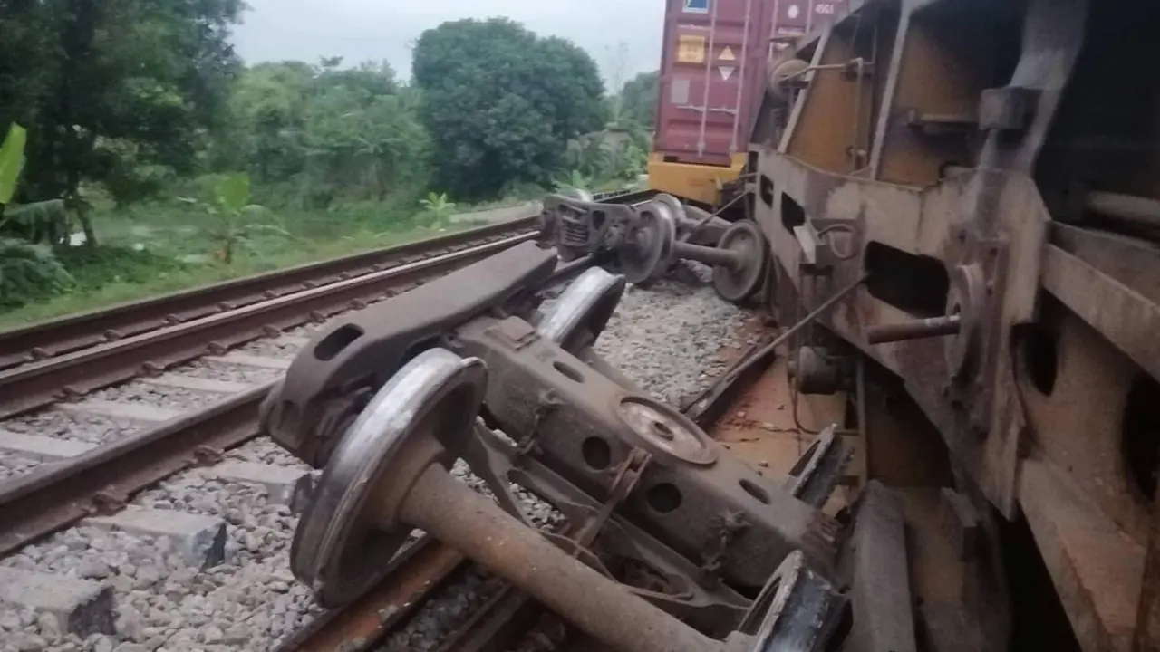 বগি লাইনচ্যুত হয়ে ঢাকা-চট্টগ্রাম ট্রেন যোগাযোগ বন্ধ