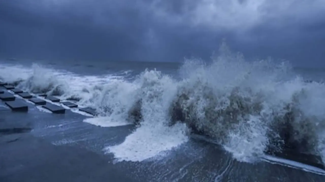 ঘূর্ণিঝড় অশনি : অন্ধ্রপ্রদেশে রেড অ্যালার্ট জারি