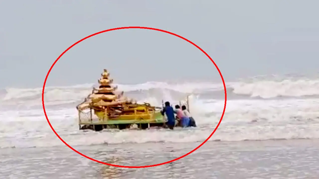 অশনির দাপটে সৈকতে ভেসে এল সোনার রথ!