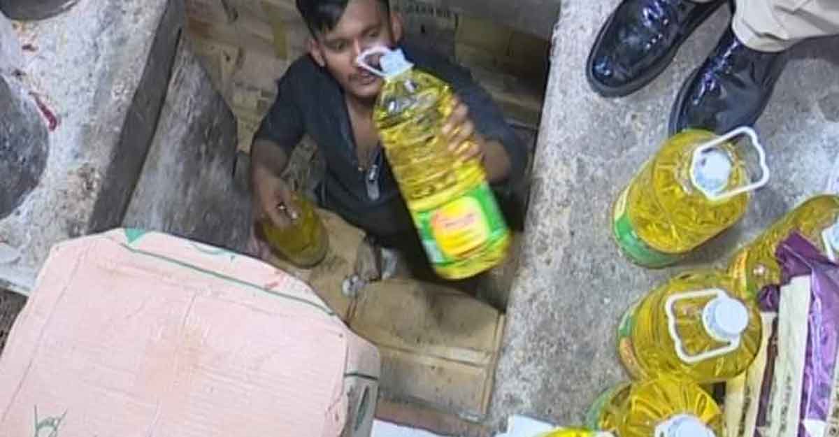 চট্টগ্রামের ষোলশহরে একটি দোকানের মেঝের নিচ থেকে ১০৫০ লিটার তেল জব্দ করা হয় / ছবি- ঢাকা পোস্ট