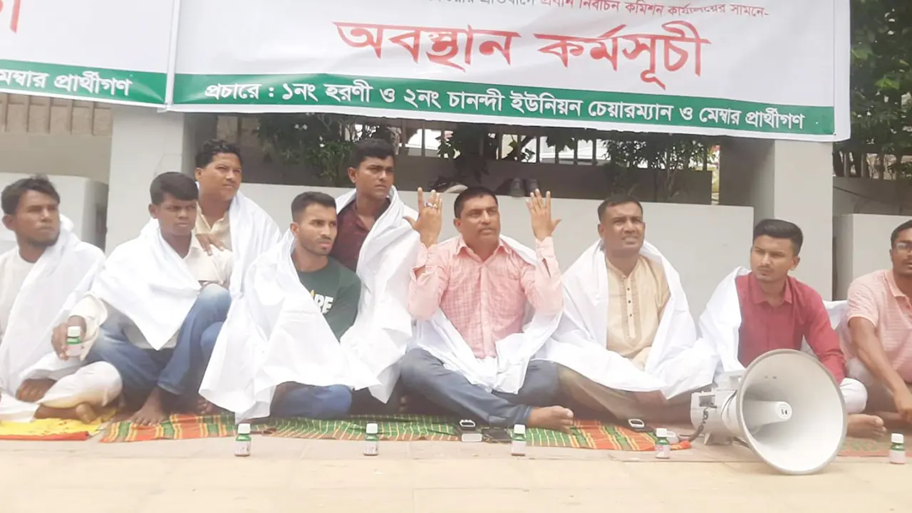 বিষের বোতলসহ কাফনের কাপড় নিয়ে ইসি গেটে অবস্থান