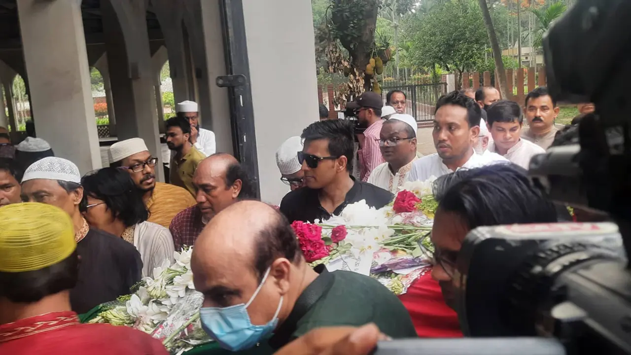 ঢাবির কেন্দ্রীয় মসজিদে গাফ্‌ফার চৌধুরীর জানাজা অনুষ্ঠিত