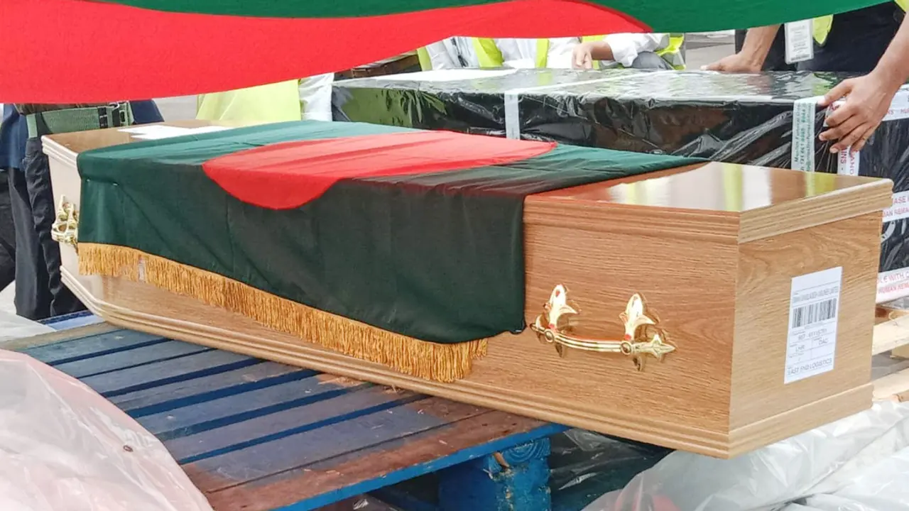 দেশে পৌঁছেছে আবদুল গাফ্‌ফার চৌধুরীর মরদেহ