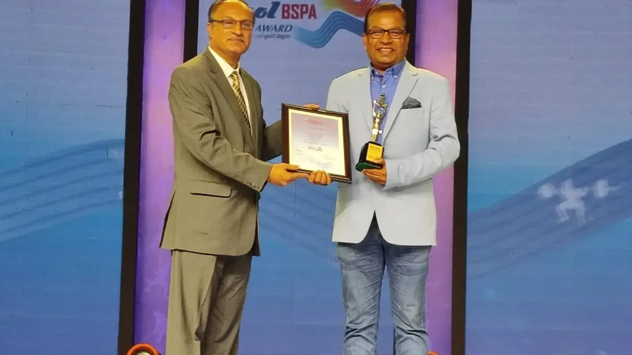 বিশেষ সম্মাননা আরও বিশেষ করলেন গাফফার