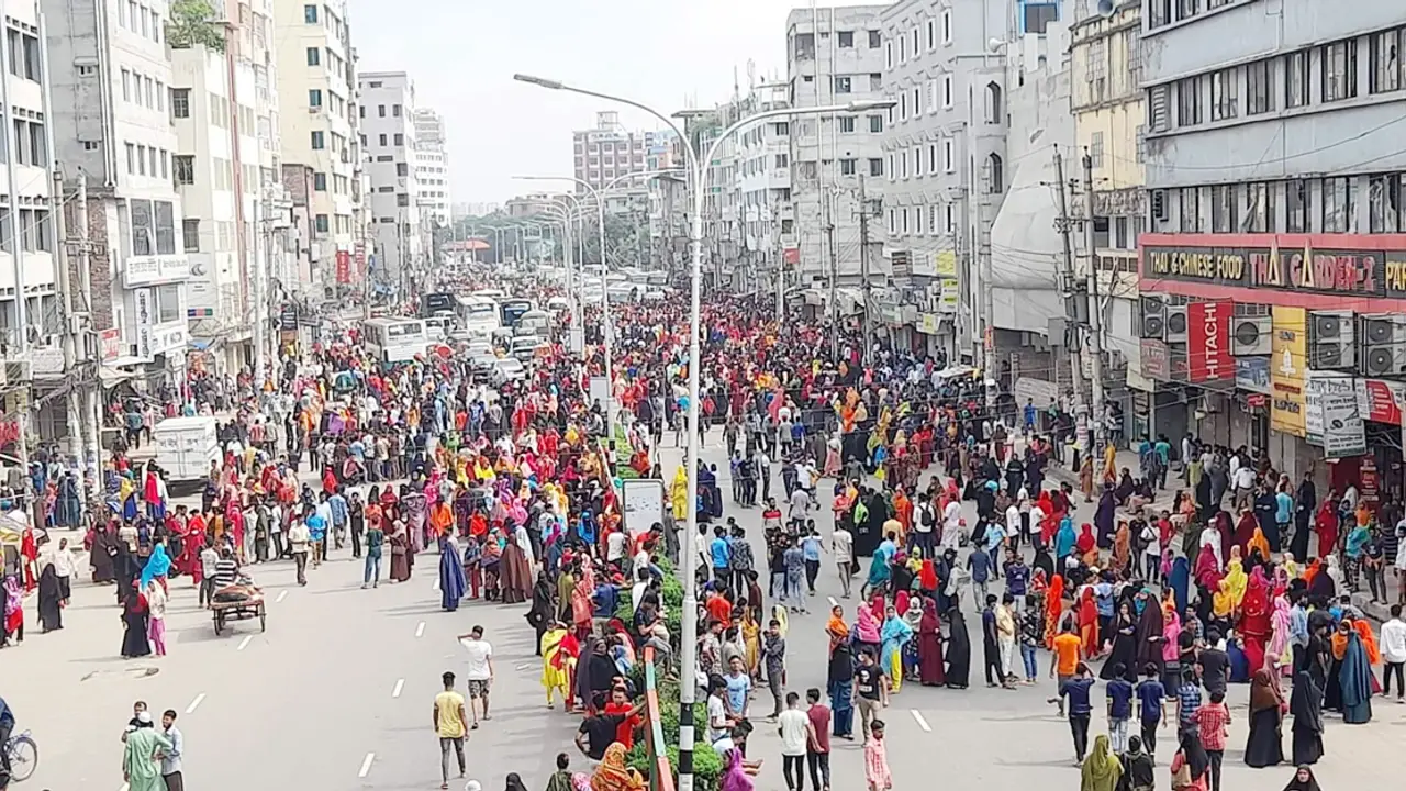 বেতন বৃদ্ধির দাবিতে ফের মিরপুরের রাস্তায় শ্রমিকরা